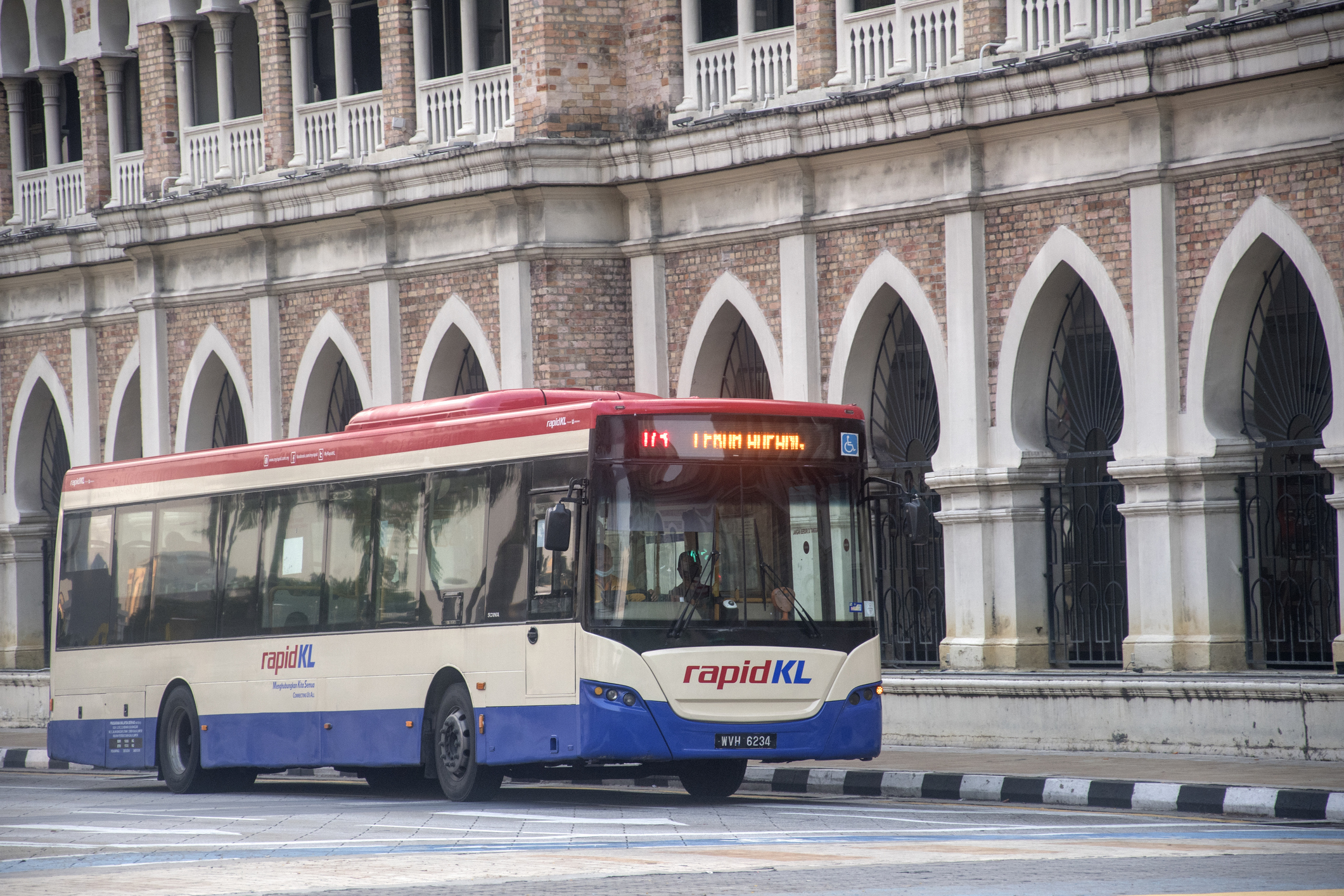 New survey reveals 77% of Malaysians use private cars over public transportation
